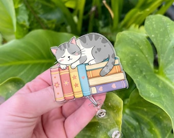 Katt på böcker-bricka – bibliotekarie-ID-klämma, present till bokälskare