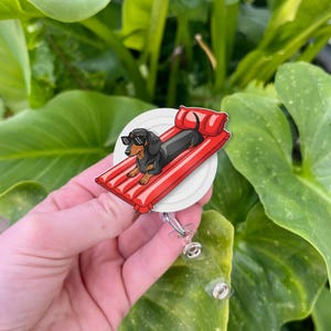 Bobine d'insigne de teckel - chien d'été mignon sur le support d'identification de flotteur de piscine, cadeau drôle d'infirmière ou d'enseignant, clip d'étiquette de nom de chien de saucisse, bobine de chien de Weiner
