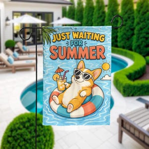 Könnte beinhalten: Eine Gartenflagge mit einem Cartoon-Corgi mit Sonnenbrille, der auf einem Schwimmring mit einem Getränk entspannt. Die Flagge zeigt den Text "JUST WAITING FOR SUMMER" in einem farbenfrohen Design mit Sonne und Palme.