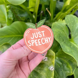 Bobine d'insigne pêche Just Speechy - Joli cadeau SLP pour orthophoniste, clip pour porte-carte d'identité drôle, étiquette de nom de jeu de mots pêche pour le travail ou l'école, cadeau pour infirmière