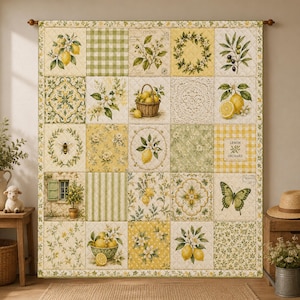 Könnte beinhalten: Ein rechteckiger, gesteppter Wandbehang mit einem Raster aus zwanzig Quadraten mit Zitronen-, Pflanzen- und Insektenmotiven in Gelb, Grün und Weiß. Das Design umfasst Illustrationen von Zitronen, einer Biene, einem Schmetterling und dem Text Lemon Orchard.