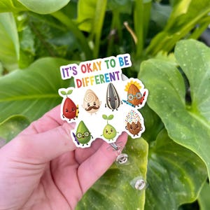 Bobine d'insigne It's Okay to Be Different - Joli porte-cartes d'identité pour la diversité avec graines et germes amusants - Cadeau pour enseignante et infirmière - Clip pour badge pour éducateurs