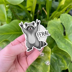 Bobine d'insigne drôle de raton laveur sauvage - Support pour carte d'identité de panda de poubelle sauvage - Clip mignon d'infirmière d'animal - cadeau de bureau d'humour pour des collègues, des infirmières, des médecins