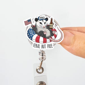 Bobine d'insigne possum drôle, porte-carte d'identité sauvage mais gratuit, insigne animal patriotique, cadeau du 4 juillet, clip pour insigne possum américain