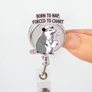 Bobine d'insigne d'infirmière drôle, clip d'identification d'opossum, né pour faire la sieste forcé à tracer, cadeau mignon d'infirmière autorisée, porte-badge de soins de santé, humour de travail médical