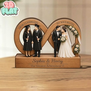 Puede incluir: Un recuerdo de boda y graduación de madera con dos parejas. Una pareja viste con atuendo de graduación, la otra con atuendo de boda. El texto dice "From Classmates To Soulmates" y "Sophia & Henry Our Greatest Achievement".