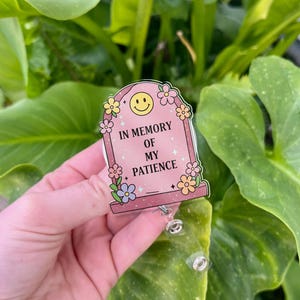 Bobine d'insigne de pierre tombale drôle - Clip d'identification floral « En mémoire de ma patience », accessoire de travail sarcastique, joli cadeau sarcastique pour collègues, infirmière