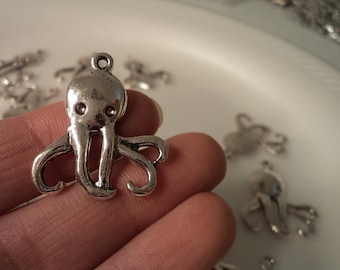 Pack of 20 Tibetan Silver Octopus Charm Squid Pendant Beads 18mm x 10mm