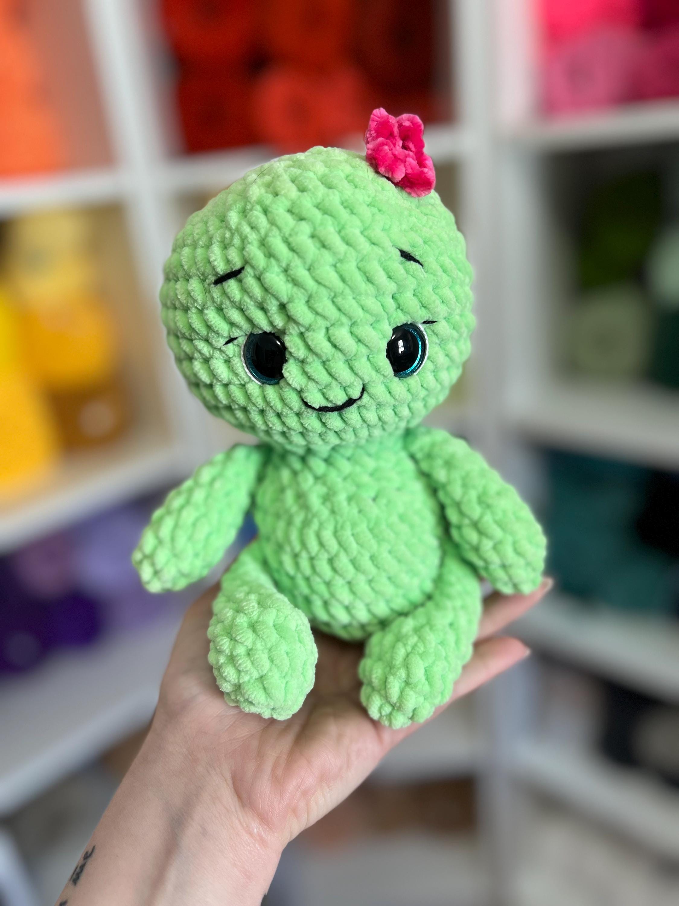Peluche de tortuga de ojos azules de ganchillo, Shelly, con una adorable flor rosa y un dije con peso.