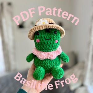 PDF バジル・ザ・フロッグのかぎ針編みパターン、低縫製 - 春にぴったりの編みぐるみカエル、バスケット、帽子、かわいい首輪付き - DIY