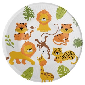 Pode incluir: Um prato de papel branco com um tema de animais da selva. O prato apresenta um leão, um tigre, um macaco, uma girafa e um leopardo. Os animais são todos de estilo de desenho animado e têm cores brilhantes.