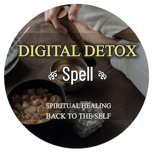 Könnte beinhalten: Rundes Bild mit den Worten "DIGITAL DETOX Spell" in goldener Schrift. Es zeigt auch eine kleine Messingschale, eine schwarze Schale mit bernsteinfarbenen Steinen und ein Stück grob geschnittenen Steins. Der Text "SPIRITUAL HEALING BACK TO THE SELF" ist ebenfalls vorhanden.