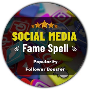 Op de afbeelding: Een cirkelvormige afbeelding met de woorden "SOCIAL MEDIA Fame Spell" in geel en wit, met de tekst "Popularity Follower Booster" eronder. De achtergrond bevat social media-pictogrammen en vijf gouden sterren.