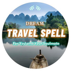 Könnte beinhalten: Eine kreisförmige Grafik mit einem Holzboot auf einem ruhigen See vor einer Berg- und Waldkulisse. Der Text DREAM TRAVEL SPELL For You and Your Soulmate ist in weißer und orangefarbener Schrift mit einem kleinen weißen Symbol zu sehen.