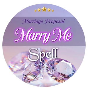 Puede incluir: Un gráfico circular con cinco estrellas doradas en la parte superior, el texto Marriage Proposal, las palabras Marry Me en una fuente cursiva con borde morado y la palabra Spell debajo, sobre un fondo de varios diamantes facetados.