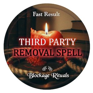 Może przedstawiać: Okrągły obraz z zapaloną czerwoną świecą i napisem "THIRD PARTY REMOVAL SPELL" w kolorze czerwonym. Widoczne są również słowa "Fast Result" i "Blockage Rituals". Świeca stoi na drewnianej powierzchni.