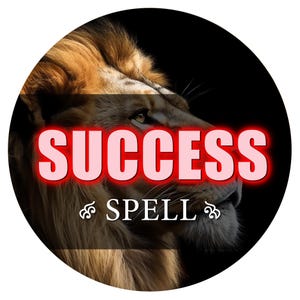 Op de afbeelding: Een cirkelvormige afbeelding met het profiel van een leeuw tegen een zwarte achtergrond. Het woord "SUCCESS" staat in grote, rood omrande letters, met "SPELL" eronder. De manen van de leeuw zijn bruin en goud.