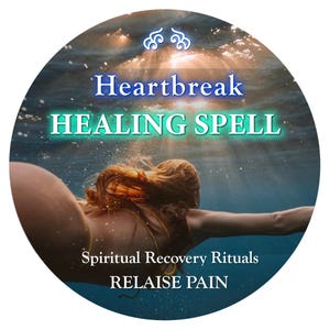 Op de afbeelding: Cirkelvormige afbeelding met een vrouw die onder water zwemt. De tekst luidt "Heartbreak Healing Spell" en "Spiritual Recovery Rituals RELAISE PAIN". De achtergrond is een blauwe oceaan met zonlicht dat door het water schijnt.