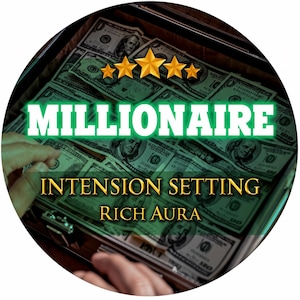 Puede incluir: Un maletín lleno de fajos de billetes de cien dólares. Cinco estrellas doradas se sitúan sobre el texto blanco MILLIONAIRE. Debajo, el texto dice INTENSION SETTING y RICH AURA en letras doradas sobre los billetes de banco.