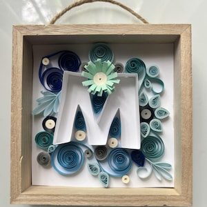 Lettera M: scatola di ombreggiatura personalizzata fatta a mano con monogramma di carta quilling/arte da appendere alla parete/decorazione per la cameretta dei bambini