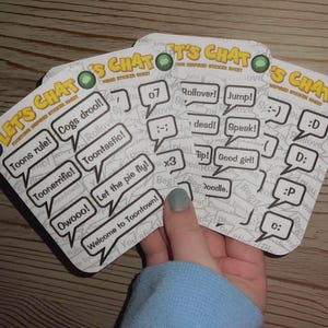 Porozmawiajmy! Seria nr 1 || Toontown | Arkusz naklejek | Naklejka na laptopa | Wycinane pocałunkami | Dekoracyjne | W zestawie | Artykuły piśmiennicze | 3,5 x 4,7 cala