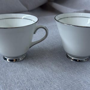 Vintage Royal Doulton Royalty Teacup Pattern H4688 England, c.1942