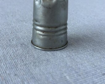 Tazza vintage in latta con tappo pubblicitario del whisky scozzese McCallum's, anni '30 circa.