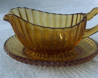 Juego de salsera y plato base de vidrio ámbar vintage, c. 1960-1970.