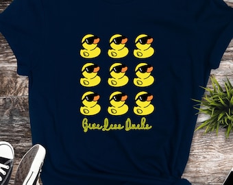Maglietta grafica con anatra divertente: Give Less Ducks, maglietta unisex in cotone