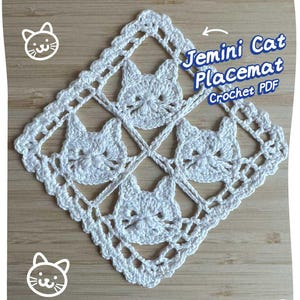 Könnte beinhalten: Ein weißer, gehäkelter Platzdeckchen in Diamantform mit vier Katzenköpfen. Das offene Design hat einen gewellten Rand. Der Text auf dem Bild lautet "Jemini Cat Placemat Crochet PDF".