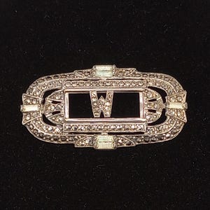 Broche Art Déco Baguette con Letra "W" Deslizante de Plata Esterlina Gruesa sobre Rieles, Marcasita y Diamantes de Imitación, 14,97 g. Probado. Se tienen en cuenta todas las piedras.