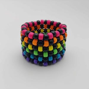 Karierte Regenbogen Kandi Manschette