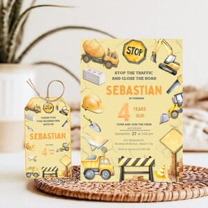 Puede incluir: Un juego de invitación y etiqueta de regalo con temática de construcción. La invitación presenta un fondo amarillo con ilustraciones de vehículos de construcción, una señal de stop y el texto "¡SEBASTIÁN cumple 4 años!" La etiqueta de regalo dice "Gracias por celebrar con nosotros."