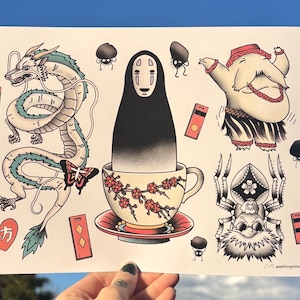 Puede incluir: Una lámina de flash art de tatuaje con varios diseños. Incluye un dragón, una figura en una taza de té, una figura bailando y una araña. Los diseños son en blanco y negro con acentos rojos, rosas y verdes. El fondo es un cielo azul claro.