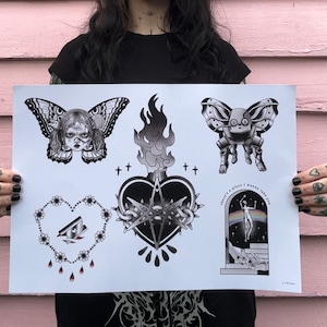Puede incluir: Un conjunto de cinco diseños de flash de tatuaje en blanco y negro. Los diseños incluyen una mariposa con la cara de una niña, un corazón en llamas con un pentagrama, un corazón con una cuchilla de afeitar, un robot con alas y una figura de pie en una puerta con un arcoíris.