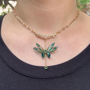 Collar con colgante de libélula verde, collar de hada encantada, collar de insectos, regalo para ella