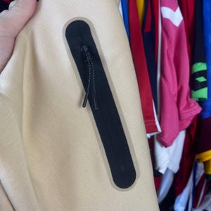 Puede incluir: Un juego de tres cuencos apilables de cer&aacute;mica en tonos azules, verdes y blancos. Los cuencos presentan un esmalte moteado y un dise&ntilde;o sencillo y moderno. El cuenco m&aacute;s grande mide unos 15 cm de di&aacute;metro.