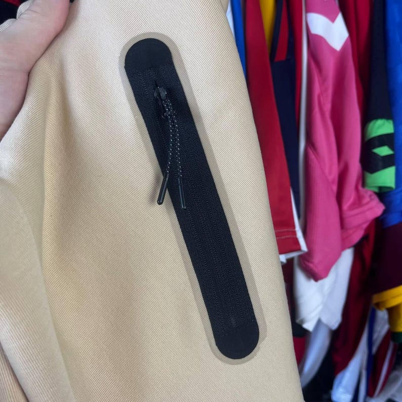 Puede incluir: Un juego de tres cuencos apilables de cer&aacute;mica en tonos azules, verdes y blancos. Los cuencos presentan un esmalte moteado y un dise&ntilde;o sencillo y moderno. El cuenco m&aacute;s grande mide unos 15 cm de di&aacute;metro.