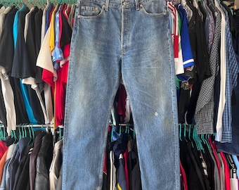 Pantaloni vintage anni '90 Levi's 501 in denim blu con bottoni e effetto consumato, taglia 36x32