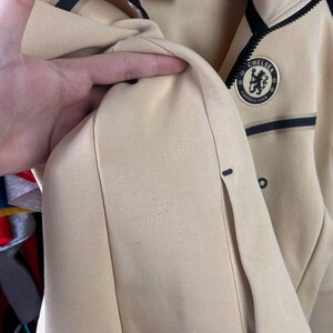 Puede incluir: Un letrero de madera r&uacute;stica con el texto "Welcome to our home" en letras blancas. El letrero presenta un acabado envejecido y un dise&ntilde;o sencillo y acogedor.