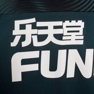 K&ouml;nnte beinhalten: Ein dunkelblaugr&uuml;nes Kleidungsst&uuml;ck aus Stoff mit einem wei&szlig;en Grafikdruck, der chinesische Schriftzeichen &uuml;ber den gro&szlig;en wei&szlig;en Gro&szlig;buchstaben FUN zeigt. Der obere Teil des Stoffes weist ein dezentes wellenf&ouml;rmiges Muster in Schwarz und Blaugr&uuml;n auf.
