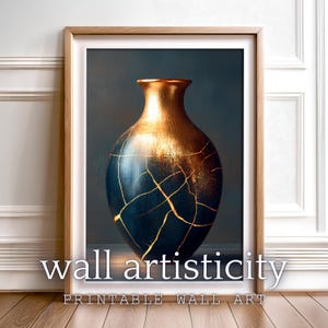Puede incluir: Impresión enmarcada de un jarrón con la parte superior dorada y el cuerpo azul oscuro, con patrones de grietas doradas. La impresión está etiquetada como "wall artisticity" y "PRINTABLE WALL ART". El marco es de color marrón claro.