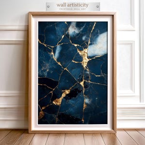 Può includere: Stampa d'arte astratta con un designo di marmo blu e oro. La stampa ha un effetto screpolato o rotto con venature dorate che attraversano il marmo blu.