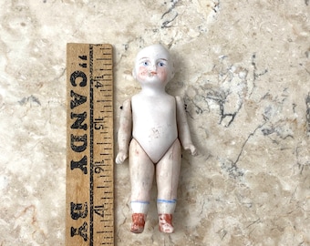 Antik tysk bisque mignonettedocka blandteknikkonst assemblagekonstprojekt