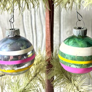 Zwei signierte Shiny Brite Stripped Silver Glas Ornament Dekoration Mid Century Modern Weihnachten
