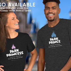 Może przedstawiać: Para dopasowanych koszulek dla pary z grafiką zamku i tekstem "Park Prince" i "Park Princess". Koszulki są w kolorze szary melanż z niebieskimi i fioletowymi grafikami zamk&oacute;w. Tekst na koszulkach brzmi "Lead me. Feed me. Never let me wait in line."