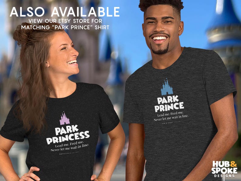 Może przedstawiać: Para dopasowanych koszulek dla pary z grafiką zamku i tekstem "Park Prince" i "Park Princess". Koszulki są w kolorze szary melanż z niebieskimi i fioletowymi grafikami zamk&oacute;w. Tekst na koszulkach brzmi "Lead me. Feed me. Never let me wait in line."