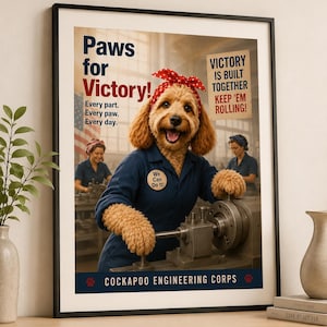 Op de afbeelding: Een ingelijste poster met een goudbruine hond die een rode hoofddoek met stippen en een blauw werkhemd draagt en een machine bedient. Tekst: Paws for Victory! Every part. Every paw. Every day. VICTORY IS BUILT TOGETHER KEEP 'EM ROLLING! COCKAPOO ENGINEERING CORPS.