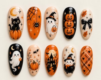 Może przedstawiać: Zestaw dziesięciu sztucznych paznokci z motywami halloweenowymi, w tym czarny kot na dyni, pajęczyny, duchy, wydrążone dynie, czarna kokarda, nawiedzony dom oraz pomarańczowe wzory w kratę z małymi czarnymi sercami, wykończone na wysoki połysk.