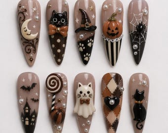 Może przedstawiać: Zestaw dziesięciu sztucznych paznokci w kształcie migdała z motywami halloweenowymi, takimi jak półksiężyc, czarny kot, kapelusz czarownicy, dynia, pajęczyna, nietoperze, nawiedzony dom, lizak, duch, wzór w romby oraz perłowe akcenty.